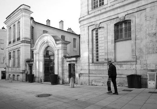 Le passant au chapeau